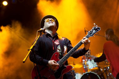 Sahnede müzisyenler