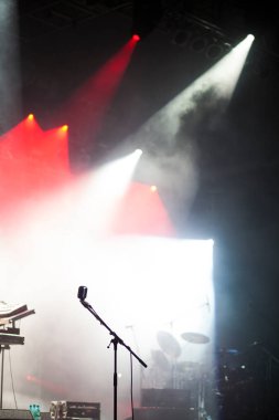 Sahne ışıklarında mikrofon