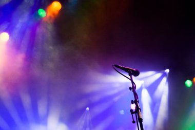 Sahne ışıklarında mikrofon