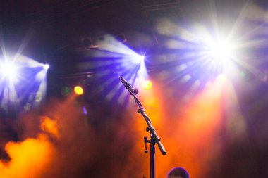 Sahne ışıklarında mikrofon