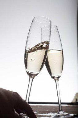 Hafif arka planda şampanya bardakları 