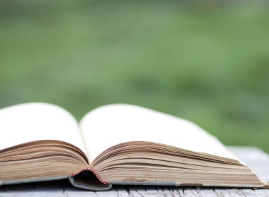 Yeşil bulanık arkaplanı olan kapatma kitabı 