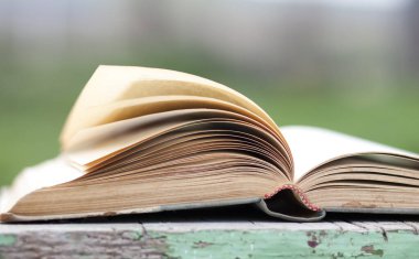 Yeşil bulanık arkaplanı olan kapatma kitabı 