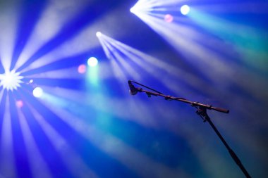 Sahne ışıklarında mikrofon