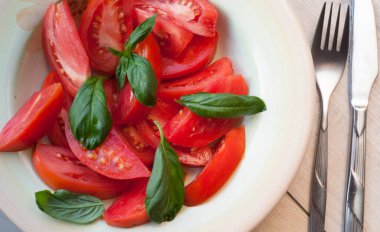 Taze domates salatası fesleğen ile