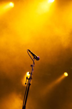 Sahne ışıklarında mikrofon