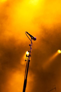 Sahne ışıklarında mikrofon