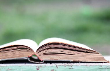 Yeşil bulanık arkaplanı olan kapatma kitabı 