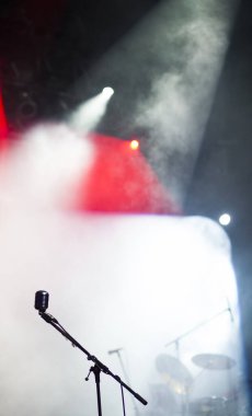 Sahne ışıklarında mikrofon