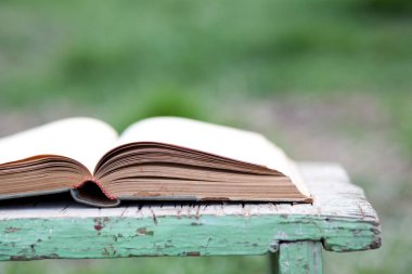 Yeşil bulanık arkaplanı olan kapatma kitabı 