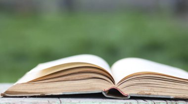 Yeşil bulanık arkaplanı olan kapatma kitabı 