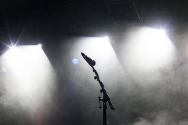 Sahne ışıklarında mikrofon