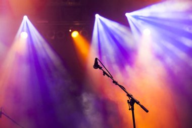 Sahne ışıklarında mikrofon