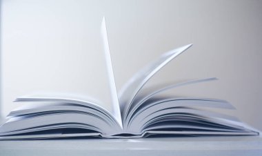 Beyaz masada açık kitap