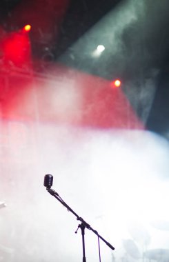 Sahne ışıklarında mikrofon