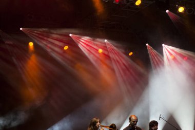 Işıklı parlak renkli bir sahne