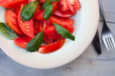 Taze domates salatası fesleğen ile