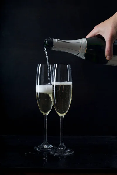 Verser Champagne Dans Des Verres Sur Fond Noir — Photo