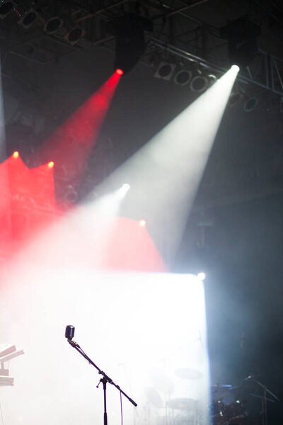 Микрофон в огнях сцены