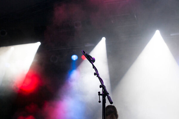 Микрофон в огнях сцены