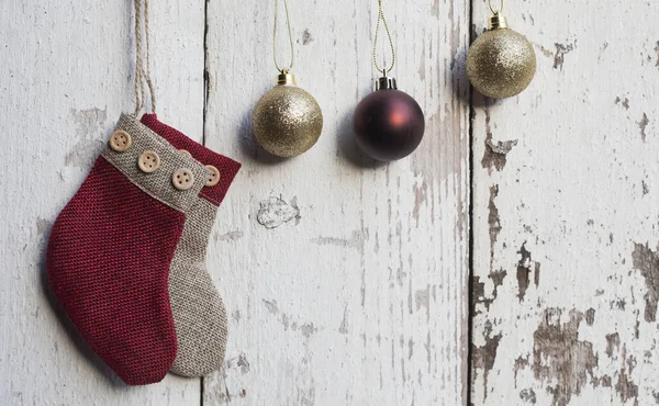 Рождественские Носки Белом Деревянном Фоне — стоковое фото