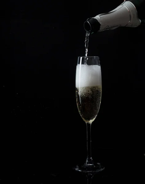 Gieten Champagne Glazen Tegen Zwarte Achtergrond — Stockfoto
