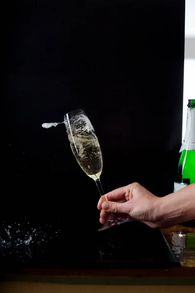 Homem Mão Segurando Copo Champanhe Contra Fundo Preto Estúdio — Fotografia de Stock