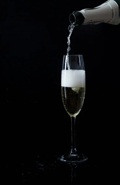 Champagner Gläser Vor Schwarzem Hintergrund Gießen — Stockfoto