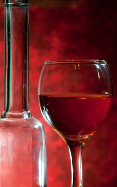 Kırmızı Arka Planda Bir Kadeh Şarap — Stok fotoğraf