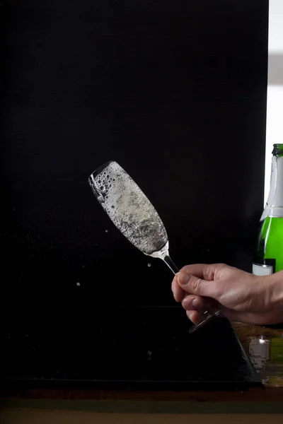 Man Hand Houden Glas Champagne Tegen Zwarte Achtergrond Studio — Stockfoto