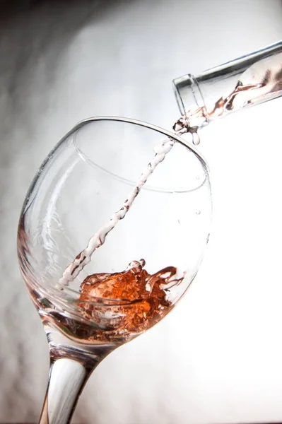 Rode Wijn Het Glas Gieten — Stockfoto