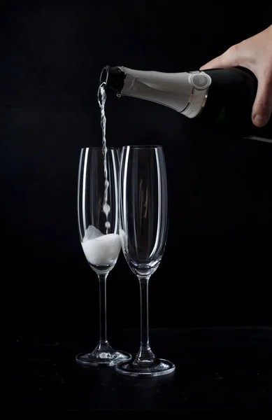 Versando Champagne Bicchieri Sfondo Nero — Foto Stock