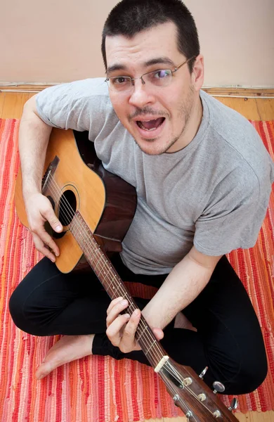 Man Playing Guitar Home — Stock Photo, Image