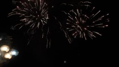 Gece gökyüzünde havai fişekler