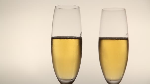 Бокалы Шампанского Игристыми Пузырями — стоковое видео