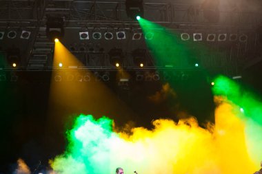 Işıklı parlak renkli bir sahne