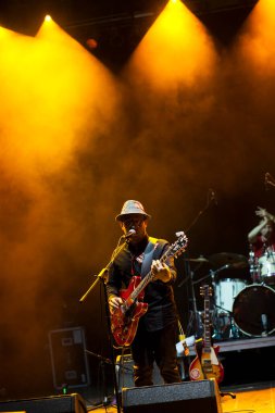 Sahnede müzisyenler