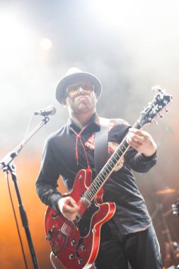 Sahnede müzisyenler