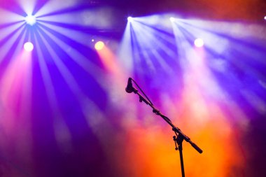 Sahne ışıklarında mikrofon