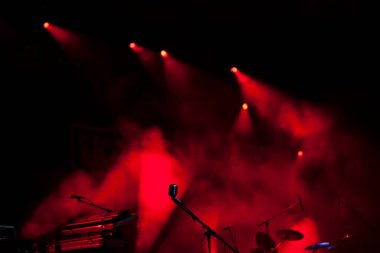 Sahne ışıklarında mikrofon