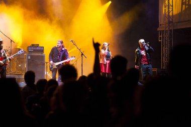 Işıklı parlak renkli bir sahne