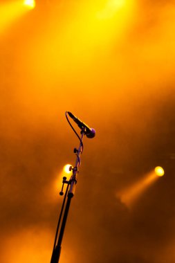 Sahne ışıklarında mikrofon