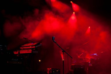 Sahne ışıklarında mikrofon