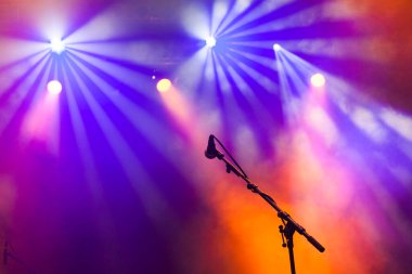 Sahne ışıklarında mikrofon