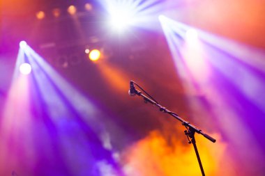 Sahne ışıklarında mikrofon