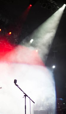 Sahne ışıklarında mikrofon