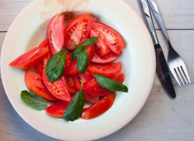 Taze domates salatası fesleğen ile