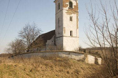 Eski kilise cephesinin manzarası