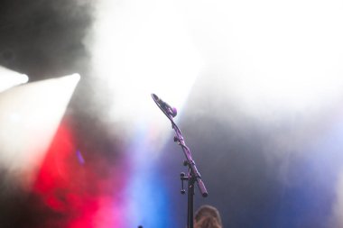 Sahne ışıklarında mikrofon