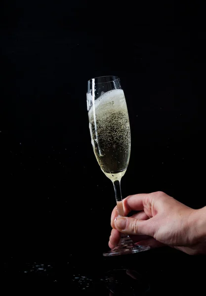 Mann Hält Ein Glas Champagner Vor Schwarzem Hintergrund Studio — Stockfoto